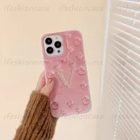 Luxury Gold V Phone Case Fashion Furry Wool Pink Flowers Phonecase Designer Cases For IPhone 14 Pro Max Plus 13 12 11 Case 5 Colors Cover