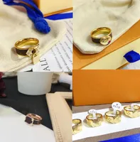 20 -stylowe Nowe luksusowe pierścienie projektantów Kobiety 18 -karatowe złoto sproszkowane stal nierdzewna Miłość ślubna Zapasy sztucznej skóry Pierścień drobno rzeźbia