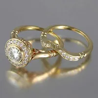 Golden Color 2PC brudring sätter romantiska förslag bröllopsringar fiende kvinnor trendiga runda steninställning hela lots270v
