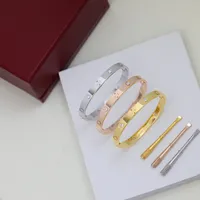 Bracelete de diamantes de ouro feminino mensal de pulseira personalizada jóias de galhetes de titânio material de liga de titânio resistentes de suor desbotam ladras resistentes Love Bracelete