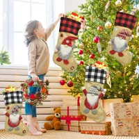 クリスマスの装飾装飾的なストッキング格子縞のノーム人形をぶら下げて暖炉の木の装飾