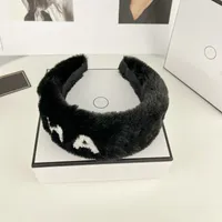 Met doos C Letter Designer Fur Headbands For Women Girl 2022 Winter Nieuwe luxe wol Winterhoofdband Outdoor Haarband Kop Black Witte kleuren