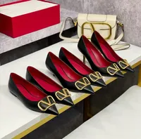 클래식 디자이너 신발 여성 브랜드 샌들 반짝이는 모조 다이아몬드 금속 버클 뾰족한 하이힐 신발 6cm 8cm 10cm 섹시 여성 펌프 상자 34-44