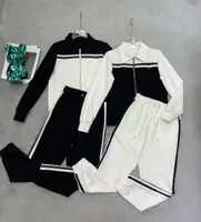 Kadınların Takipleri Sonbahar Kış Spor Giyim Tasarımcısı Ceket Sweetpants Ters Üçgen ile İki Parça Set Moda Üst Terzyolu Terzini Beden S-L