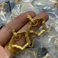 Moda nova proje￧￣o de brinco de brinco de amor cora￧￣o V letras pingentes de pendura Banshee Medusa Retrato de cabe￧a 18K Brincho de ouro de ouro