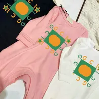Spot Ürünler Tasarımcı Yük atanlar Yenidoğan Dolunay Hediye Bebek Erkek ve Kız Moda Mektup Tulumları Yeni Bebek Giysileri% 100 Pamuk Marka Çocuk Romper