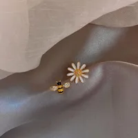 Pendientes de sementales Coconal Little Bee Daisy Asimétrico Parring Mujeres Moda Lindo regalo de joyería de fiesta de bodas románticas