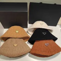 Women Triangle Winter Fleece Designer Stingy Brim Hats Cashmere Bucket Hat Frasnable Wool Wool Metal Triangle Autumn Fisherman Caps 2023