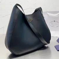 حقيبة كتف كبيرة من الجلد الأسود محفظة حقيبة يد منحنية تصميم كروس أزياء أزياء المعادن مثلث مغناطيس محفظة سستة