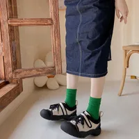 靴下靴下女性2022新しいファッションソリッドカラーグリーンコットン通気性カジュアルカジュアルスタイルのクルーソッケンT221116の前かがみ