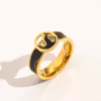 Luxe sieraden Designer Rings Women 18K Gold vergulde roestvrijstalen bruiloftsbenodigdheden Faux Leather Ring Fijne snijvingerring Accessoires