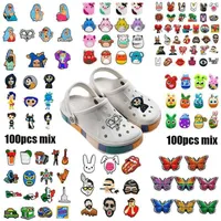 Charms de calçados PVC de cartoon 100pcs para ornamentos do México Karol G Croc Jeans Bad Bunny Sneakers Acessórios Decorações Crianças Presente
