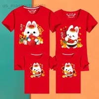 Familjsmatchande kläder 2023 Nyårs kaninårs lyckosamma förälder-barn kortärmad t-shirt för en familj med fyra röda födelsedagsmor och dotter klänning t l221108