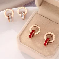 Joyas de diseñador de pernos pequeños Colores de acero de titanio Números de doble anillo romano Pendientes de diamantes rojos y blancos para mujeres Simple Sty252g
