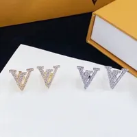 2022 NUEVA Moda Gold Diamond V Letting Pendientes de tachuelas Pendientes de joyas Dise￱ador para mujeres Partido de bodas Joya de joyas Regalo con caja