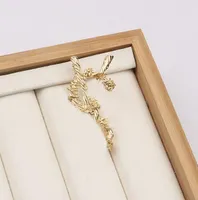 Luksusowa marka projektant litera Pins broszki kobiety złoto kryształ perłowy krążka krasnoludka klamra broszka stężenie przyjęcia weselne akcesoria