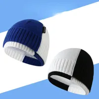青い帽子の子供用冬の白い色の編みウール秋と温かいメロンの肌の寒さに合うバンダナ