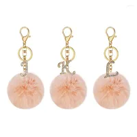 Keychains clásico de cristal brillante 26 letras llaychain a-z rhinestone letra inicial con llavero con piñera de piel rosa decoración de bolsos para mujeres