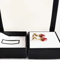 Topp lyxdesignerörhängen för kvinna charm av hög kvalitet 925 silvernålörhängen jordgubbsdesign smycken leverans3421