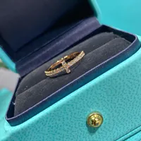 Anéis de designer de luxo para homens e mulheres moda universal presente clássico clássico presente para dar um festas sociais de noivado Aplicável