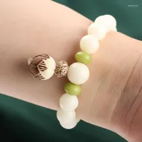 Strand 8 mm White sculpture Lotus pendeur avec un bracelet en perlé verdoy