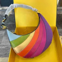 Sacos de compras Designer meio lua feminina feminina arco -￭ris couro crossbody cadeia sela embreagem de retalho de p￣o de baixo logotipo 220804