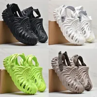 2023 zapatillas para hombres para mujeres agujeros de huellas digitales Toboganes de diseño todos