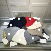 Diseñador Francia Capas de calavera bordada Insignia bordada Hilo de lana para mujeres Gorro de hilo de lana de mujer Beanie Versátiles versátiles de invierno