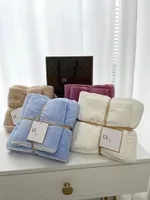 Designer de luxe Classic Classic Coral Coral Velvet Fashion Fashion et Bath Beach Towels Absorbants Wash Tchts Touette confortable pour Four Seasons Gift