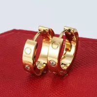 Gold Diamond Stud örhängen Titanium Steel 18K Love Earrings For Women Exquisite Enkelt mode med väska
