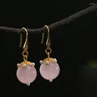Poudre de cristal naturel en peluche naturelle sur tout le ciel rose de princesse romantique avec coquille de perle a suspendu