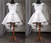 흰색 짧은 댄스 파티 드레스 Bateau Sheer Neck Cap Short Sleeves 높은 낮은 디자이너 새틴 A 라인 활 아플리케 동창회 칵테일 Part8186703