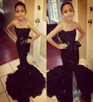 Sexy Girls Pageant Dresses Apliques sin tirantes Divisos División Long Train Black Girls Prom Party Gowns Flower Gowns para adolescentes2136090