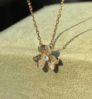 V Collier de pendentif en matériau en or avec diamants scintillant pour les femmes bijoux de mariage a un bracelet de boucle d'oreille de goujon PS48725970284
