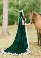 Cheap Hunter Green Velvet Wedding Cloak 2020 Wood Hood Applique Long Bridal Pase Bolero Wrap Wedding Accessories6252178