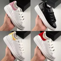 2022 حذاء الأطفال لطفلي فتيات أزياء أحذية رياضية جلدية 3M عاكس أسود أبيض مخملي سميك مسطح زيادة