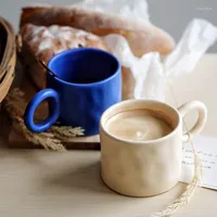 Muggar keramiska personliga stora örhängen kaffemugg rund handtag hand klämmer grädde blå vita koppar med prickar rynkande mjölkkopp