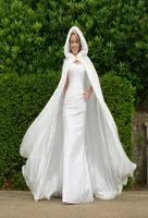 2019 Winter White Wedding Cloak Cape con encapuchado con adorno de piel Long Jacket de novia de la noche Jaqueta de fiesta para mujeres