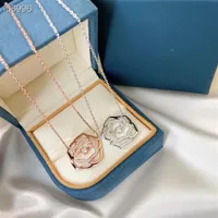 Colliers de pendentif de marque de luxe S925 Bijoux de cr￩ateur de fleurs de rose creux en argent sterling pour femmes 287g
