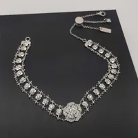 2022 Bracelet punk de charme de qualité supérieure et collier pendentif avec des fleurs Diamants pour femmes Jewelr Gift ont un tampon de boîte PS71270J