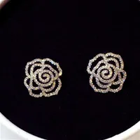 Super glinsterende nieuwe ins mode luxe ontwerper diamanten zirkoon elegante camellia roze bloembuien oorbellen voor vrouw meisjes gouden silve211e