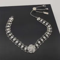 2022 Bracelet punk de charme de qualité supérieure et collier pendentif avec des fleurs Diamants pour femmes Jewelr Gift ont un tampon de boîte PS71235Y