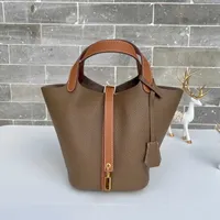 بيع أكياس المصمم على رخيصة 2023 صيف عائلية جديدة عائلة أعلى طبقة Kraft Vegetable Basket Women's Leather Base Bag Bag Bag Bag Fashion Lock Lock Lock