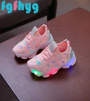 Chaussures de chaussures LED 2019top enfants pour bébés filles papillon Crystal LED Luminous Sport Run Sneakers Chaussures Scarpe C10022585777