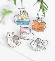 Cat039s di￡rio Pin de esmalte personalizado gatinho de gato letting lendo tocando travesseiros broches saco de lapeel pin crach￡ de animais fofo j￳ias gif1948581