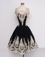 Elegantes kleines schwarzes Kleid mit Elfenbein Applique Ballkleid Homecoming Tull Lace Short Prom Dress Button und Reißverschluss Rücken Brautjungfer D3192106