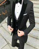 2020 디자이너 Black Groom Tuxedos Mens Wedding Suits Velevt Peaked Lapel Man Blazer Jackets 3 조각 신랑이 저녁 Prom Pa3993260
