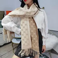 Стильные женщины -кашемировые шарф с полной буквы печати с печатными шарфами мягкие теплые обертывания с метками осень зимние длинные платки 6 цветов необязательны