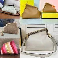 2023 Luksusowe designerskie torebki Pierwsza worka sprzęgła Pluzyn Plush Metal Hemming Oryginalna skóra torebka torebki pojedyncze ramię