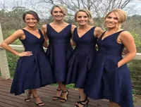 2019 New Navy Blue Short Highlow Highlow Bridesmaid Dresses con bolsillos Vneck pliegues Vneck Maid Damin Gowns Formal Junior Bridesmaid2656050